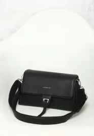 klasyczna-czarna-torebka-damska-mala-listonoszka-na-ramie-kopertowka-wiosna