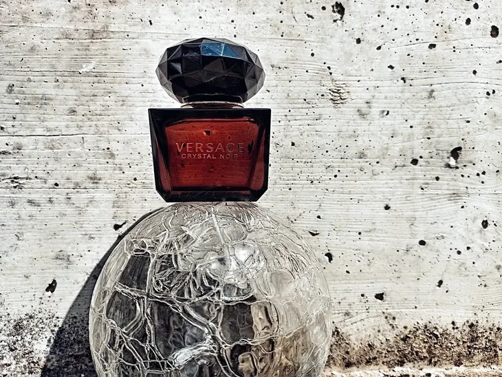 versace-crystal-noir-parfum-90ml-waga-z-opakowaniem-0-5-kg