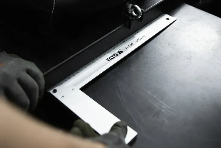 katownik-aluminiowy-yato-yt-7082-350-mm-pomiarowy-ze-stopka-trwaly-marka-yato-stan-nowy