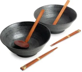 japonski-zestaw-misek-do-ramenu-z-paleczkami-i-lyzkami-uzu-black-22-cm