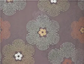 tapeta-winylowa-na-flizelinie-zmywalna-scienna-kwiaty-brazowe-tlo-bn-walls