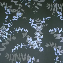 tapeta-winylowa-na-flizelinie-zmywalna-scienna-srebrne-liscie-grafitowa