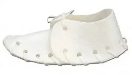 przysmak-dla-psa-maced-but-ze-skory-wolowej-75-cm-bialy