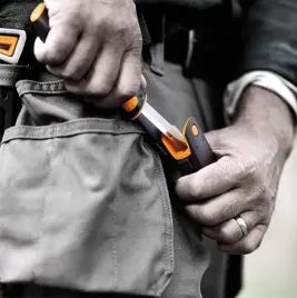 fiskars-noz-finka-uniwersalna-z-wbudowana-ostrzalka-1023618