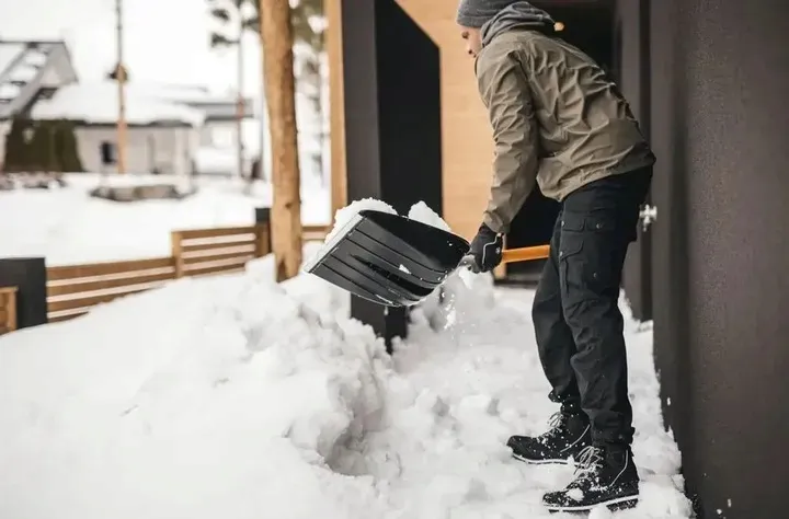 szufla-do-sniegu-solid-fiskars-1052525-stan-nowy