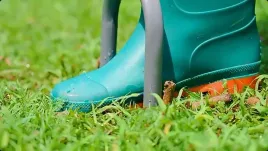 aerator-rurkowy-reczny-do-napowietrzania-trawnika-wertykulator