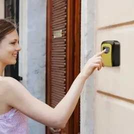 skrzynka-na-klucze-zamykana-na-szyfr-zolta