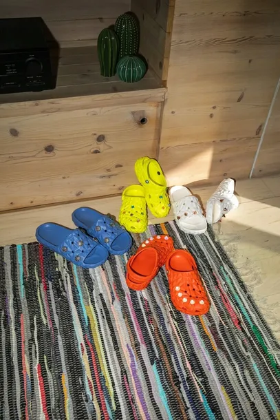 klapki-classic-slide-2-0-crocs-42-43-cechy-dodatkowe-oddychajace-odprowadzajace-wilgoc-wodoodporne