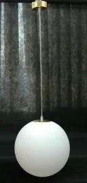 lampa-wiszaca-kula-30cm-zwis-zloty-szklo-biale-matowe