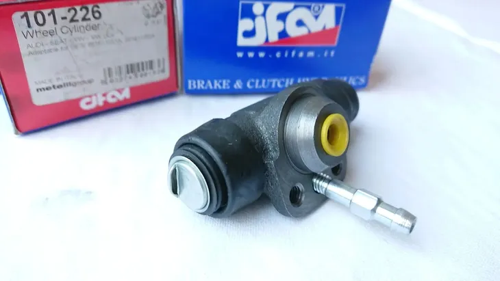 cylinderek-hamulcowy-audi-100-1-6-numer-katalogowy-oryginalu-audi-861-611-051a