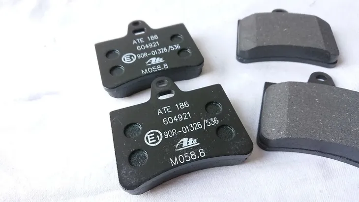 tarcze-klocki-tyl-ate-citroen-c5-i-ii-2001-strona-zabudowy-tyl