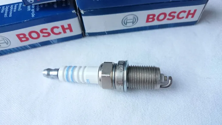 swieca-zaplonowa-bosch-0242236541-srednica-gwintu-14-mm