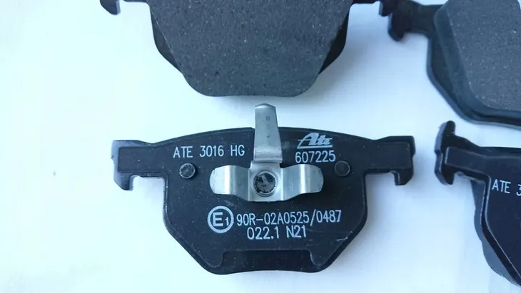 klocki-hamulcowe-czujnik-tyl-ate-bmw-3-e92-jakosc-czesci-zgodnie-z-gvo-q-oryginal-z-logo-producenta-czesci-oem-oes