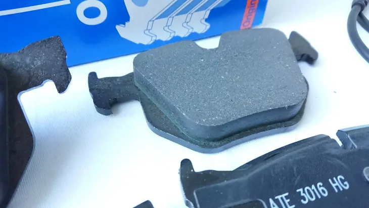 klocki-hamulcowe-czujnik-tyl-ate-bmw-3-e92-waga-produktu-1-kg