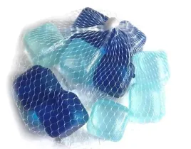 kostki-do-drinkow-napojow-plastikowe-wielorazowe-20-sztuk-bialo-niebieskie