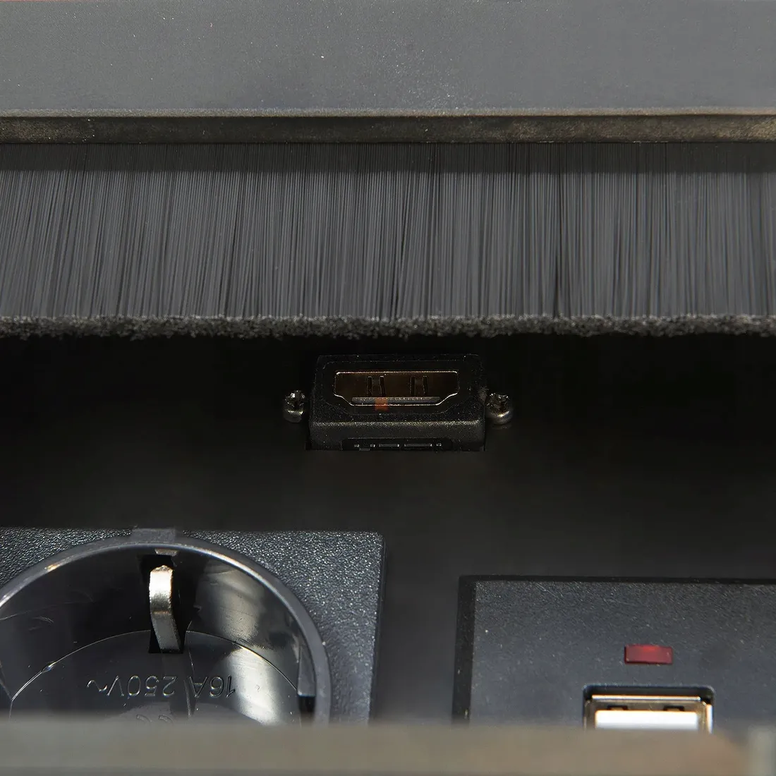 gniazdo-chowane-w-blat-atom-2xusb-hdmi-aluminium-stan-nowy