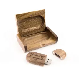 pendrive-drewniany-owal-orzech-32-gb-usb-2-0-pudelko-grawer-na-chrzest