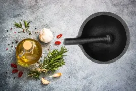 mozdzierz-zeliwny-kuchenny-z-tluczkiem-do-przypraw-ziol-tluczek-ubijak