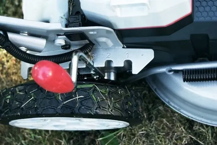 kosiarka-akumulatorowa-cramer-82v-46cm-funkcja-boost-marka-cramer