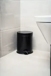 kosz-lazienkowy-okragly-z-pedalem-czarny-3-l