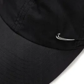 czapka-meska-nike-metal-z-daszkiem-swoosh-czarna-bejsbolowka-metalowe-logo