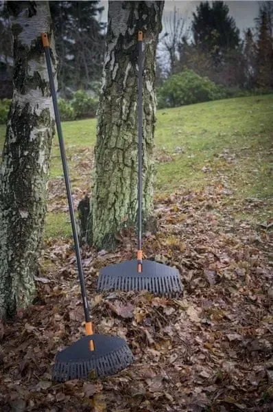 grabie-do-lisci-solid-l-1710x490mm-fiskars-stan-opakowania-oryginalne