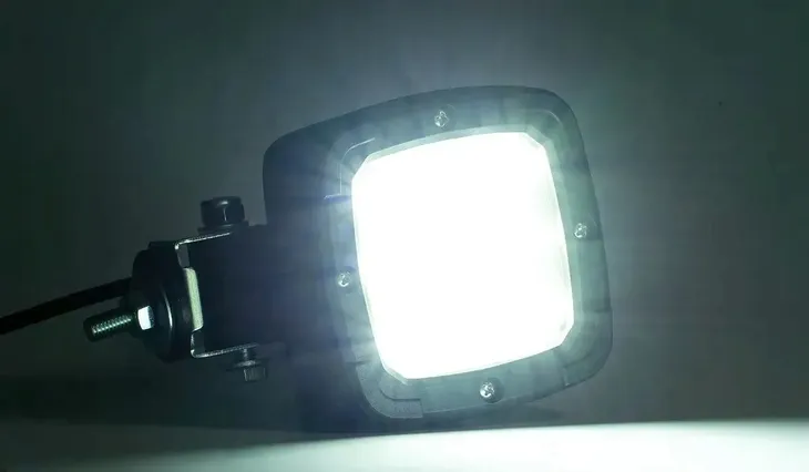 lampa-robocza-fristom-ft-036-moc-15-w
