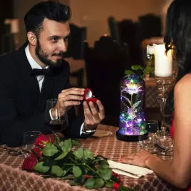 wieczna-roza-w-szkle-lampka-nocna-prezent-na-walentynki-dla-kobiety-mamy