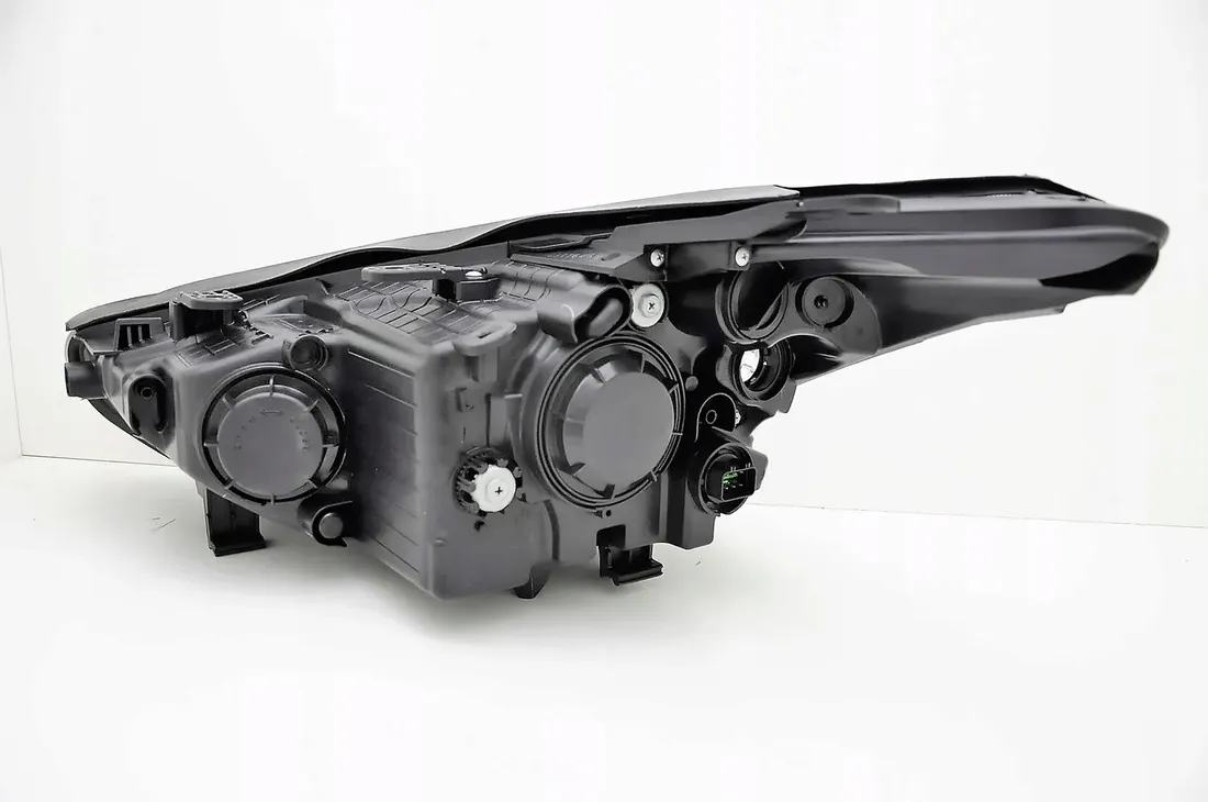 hyundai-santa-fe-2013-reflektor-led-prawy