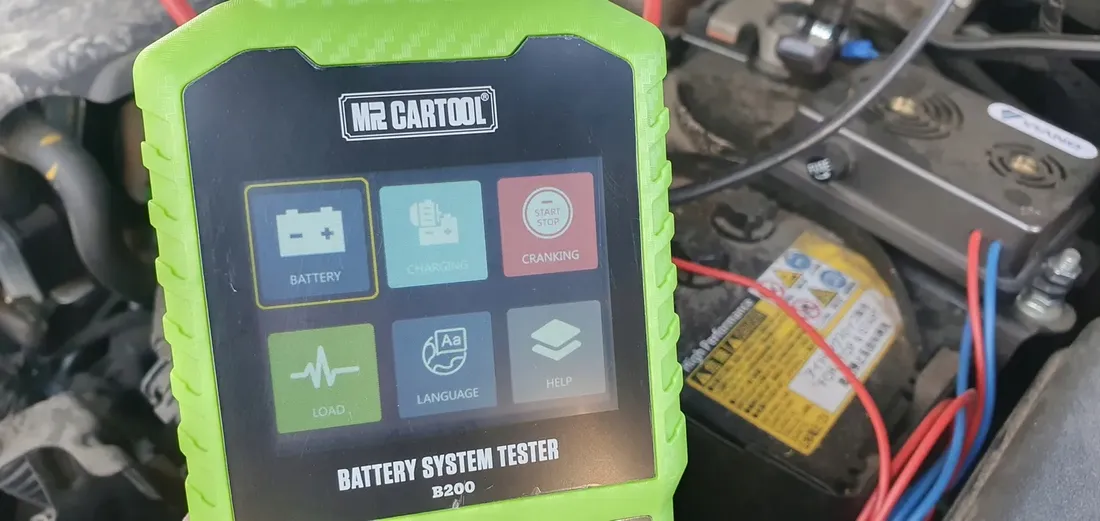 cyfrowy-tester-do-akumulatorow-baterii-12v