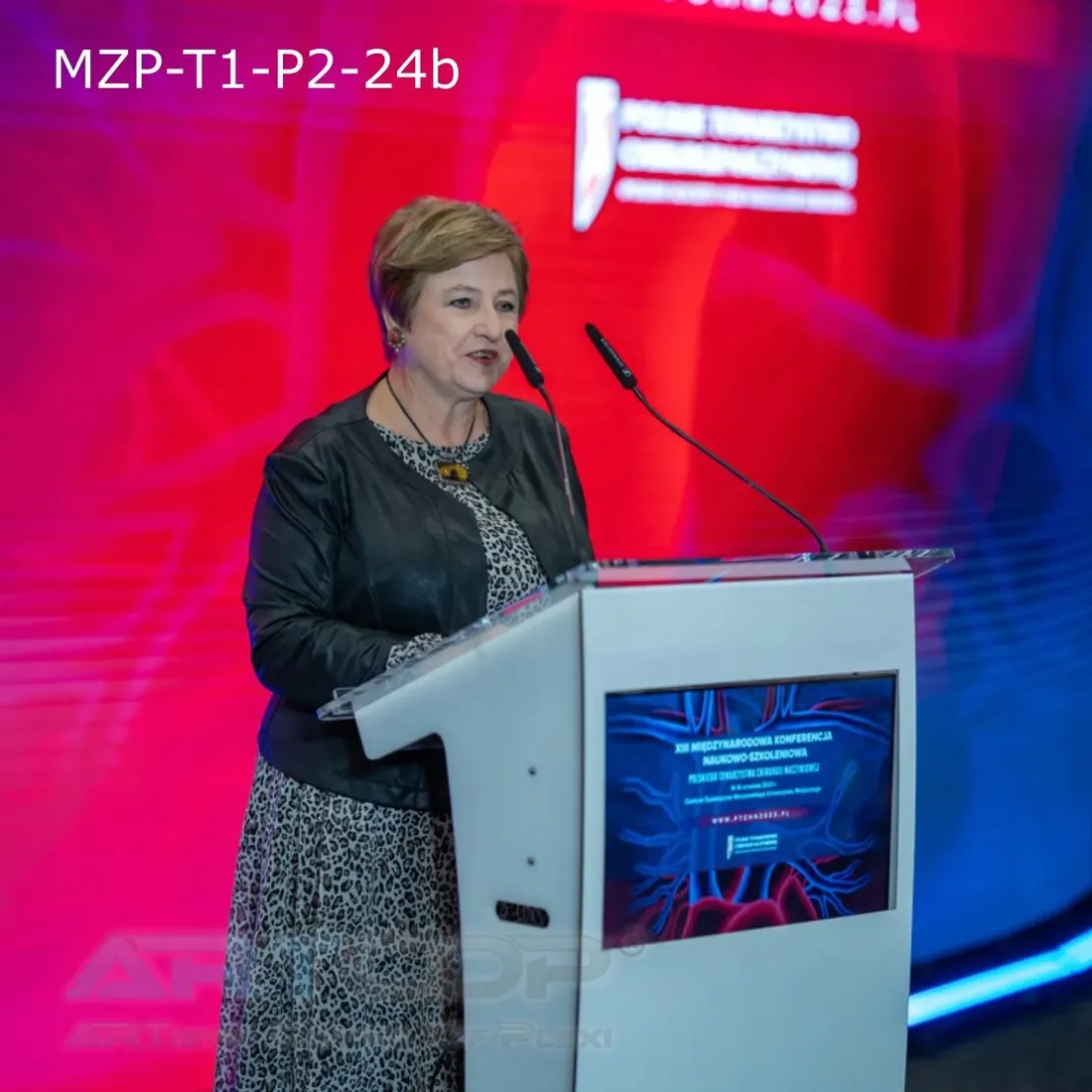 mownica-medialna-z-mlecznej-plexi-monitor-czolowy-prompter-24-mikrofony