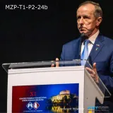 mownica-medialna-z-mlecznej-plexi-monitor-czolowy-prompter-24-mikrofony-stan-nowy-szerokosc-mebla-67-cm