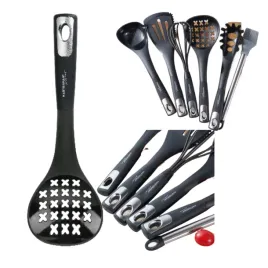 lyzka-cedzakowa-masterpan-z-ergonomicznym-uchwytem-czarna-z-srebrnymi-akce