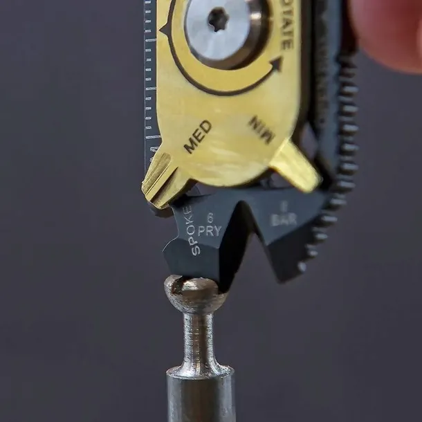 multitool-20-w-1-brelok-karabinczyk-multinarzedzie-stan-nowy-cechy-dodatkowe-brak
