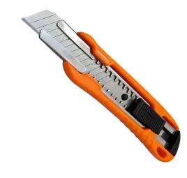 noz-z-ostrzem-lamanym-18mm-do-tapet