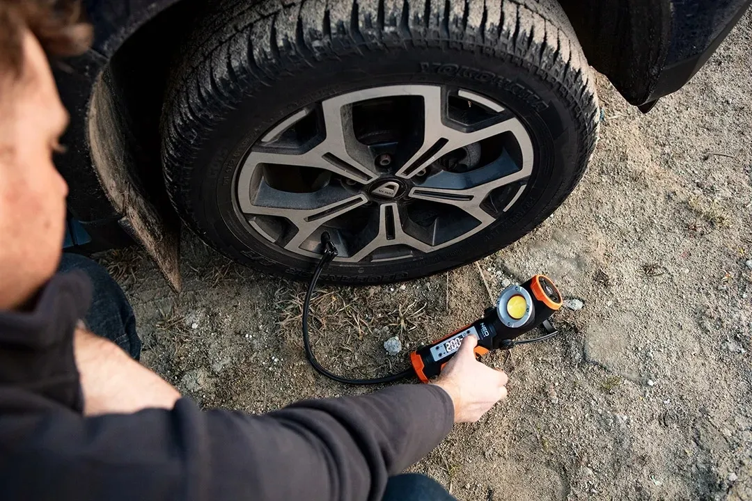 kompresor-akumulatorowy-12v-10-bar-latarka-lampa-led-800lm-4w1-neo-tools-stan-nowy