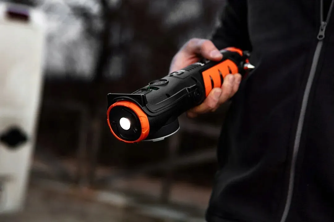 kompresor-akumulatorowy-12v-10-bar-latarka-lampa-led-800lm-4w1-neo-tools