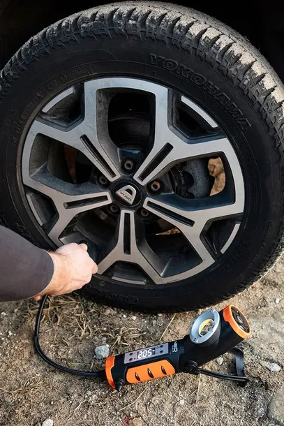 kompresor-akumulatorowy-12v-10-bar-latarka-lampa-led-800lm-4w1-neo-tools-cisnienie-maksymalne-10-bar-marka-neo-tools