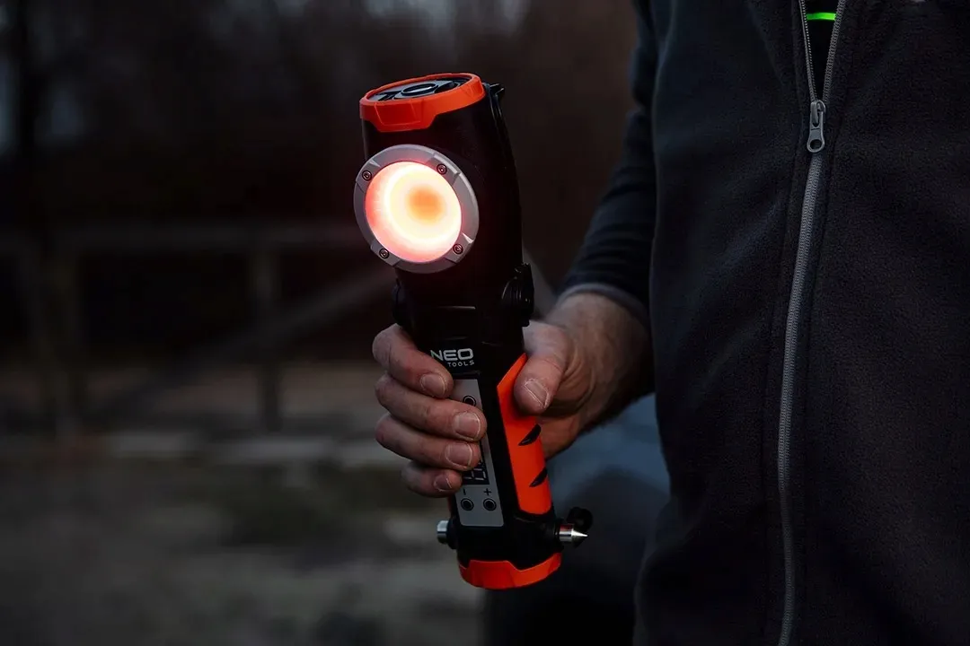 kompresor-akumulatorowy-12v-10-bar-latarka-lampa-led-800lm-4w1-neo-tools-stan-nowy