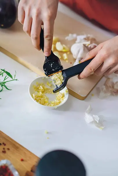 fiskars-praska-do-czosnku-functional-form-1028361-waga-z-opakowaniem-0-5-kg