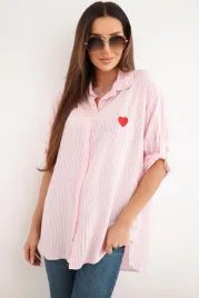 cukierkowy-roz-koszula-damska-oversize-w-paski-z-haftowanym-sercem