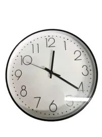 kwarcowy-zegar-scienny-z-biala-tarcza-i-czarnymi-detalami