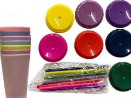 zestaw-kolorowych-plastikowych-kubkow-ze-slomkami-i-nakrywkami
