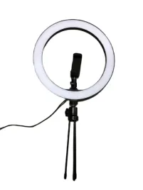 lampa-pierscieniowa-led-z-czarnym-uchwytem-na-telefon