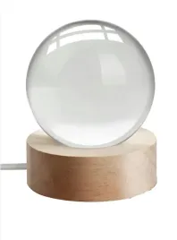 lampa-dekoracyjna-kula-szklana-led-na-drewnianej-podstawie-nowoczesna