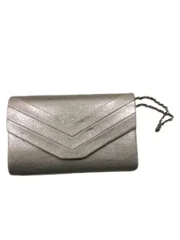 elegancka-srebrna-kopertowka-wieczorowa-z-lancuszkiem