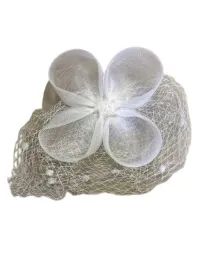 elegancki-bialy-fascynator-z-woalka-idealny-na-specjalne-okazje