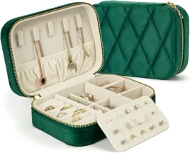 aksamitne-pudelko-na-bizuterie-kolczyki-pierscionki-naszyjniki