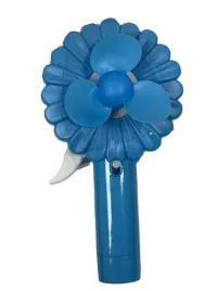 maly-niebieski-reczny-wiatrak-z-funkcja-mgielki-poreczny-w-ksztalcie-kwiatu