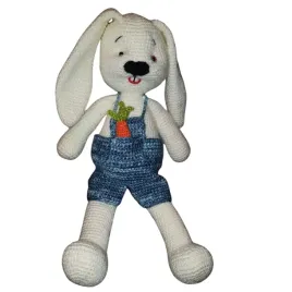 szydelkowy-krolik-w-spodenkach-z-marchewka-40cm-rekodzielo-handmade